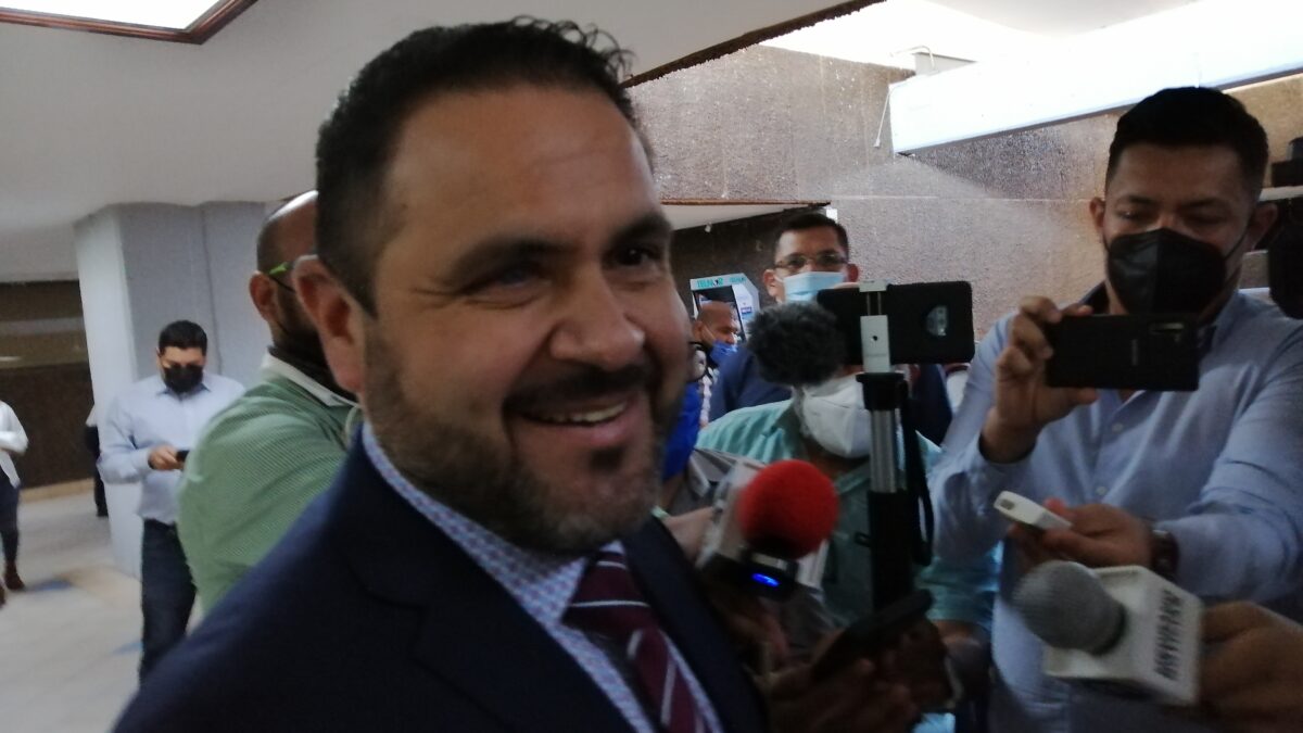Revisan adjudicación directa por 20 millones que otorgó para la radio frecuencia la ex alcaldesa Lupita Mora; buscarán otro esquema para enlazarse con la red estatal: Joel Dueñez, director de Seguridad Pública.