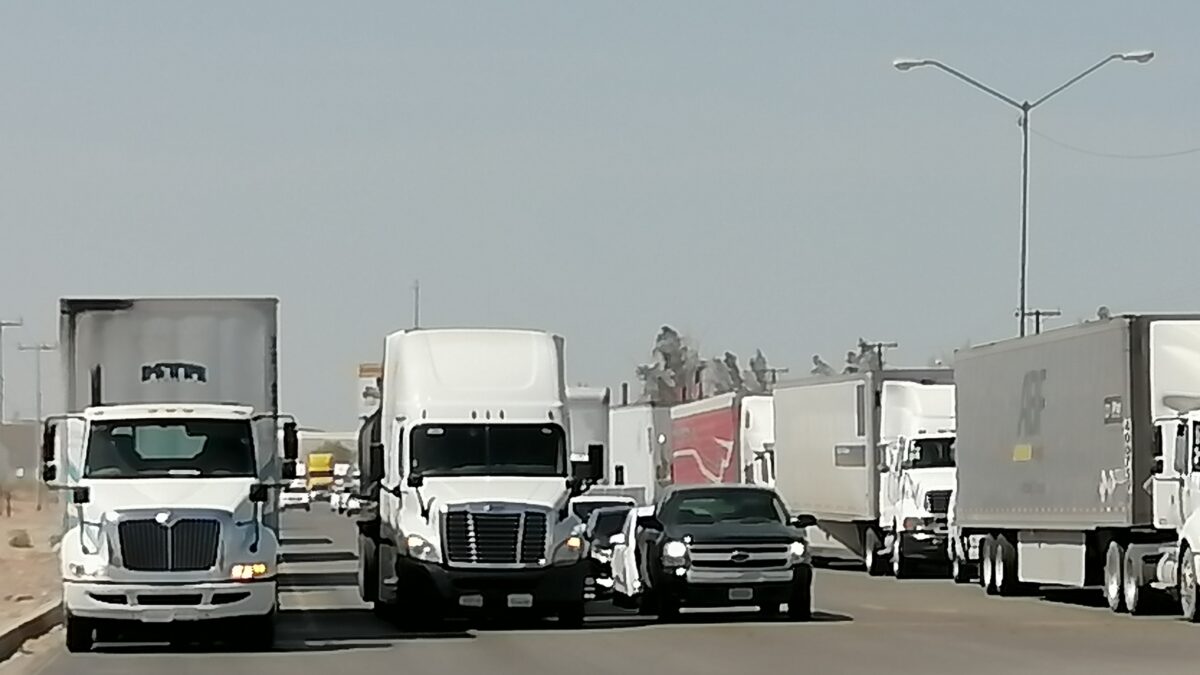 Hasta seis horas el cruce de camiones de carga por la garita comercial de Mexicali; urge Canacintra solución a la problemática.