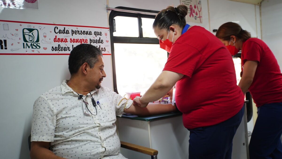Empleados municipales acuden a donar sangre al módulo Itinerante del IMSS