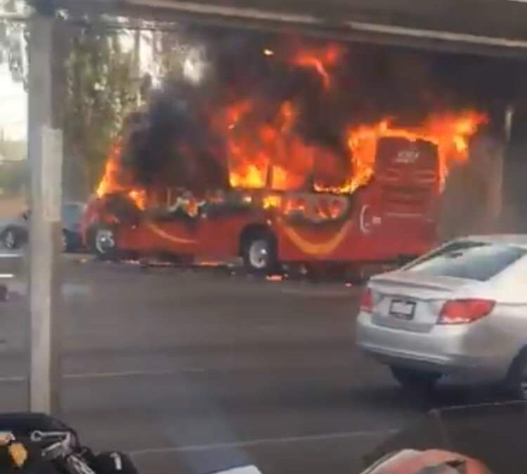Sujetos armados bajan a pasajeros de un camión urbano y le prenden fuego en Mexicali