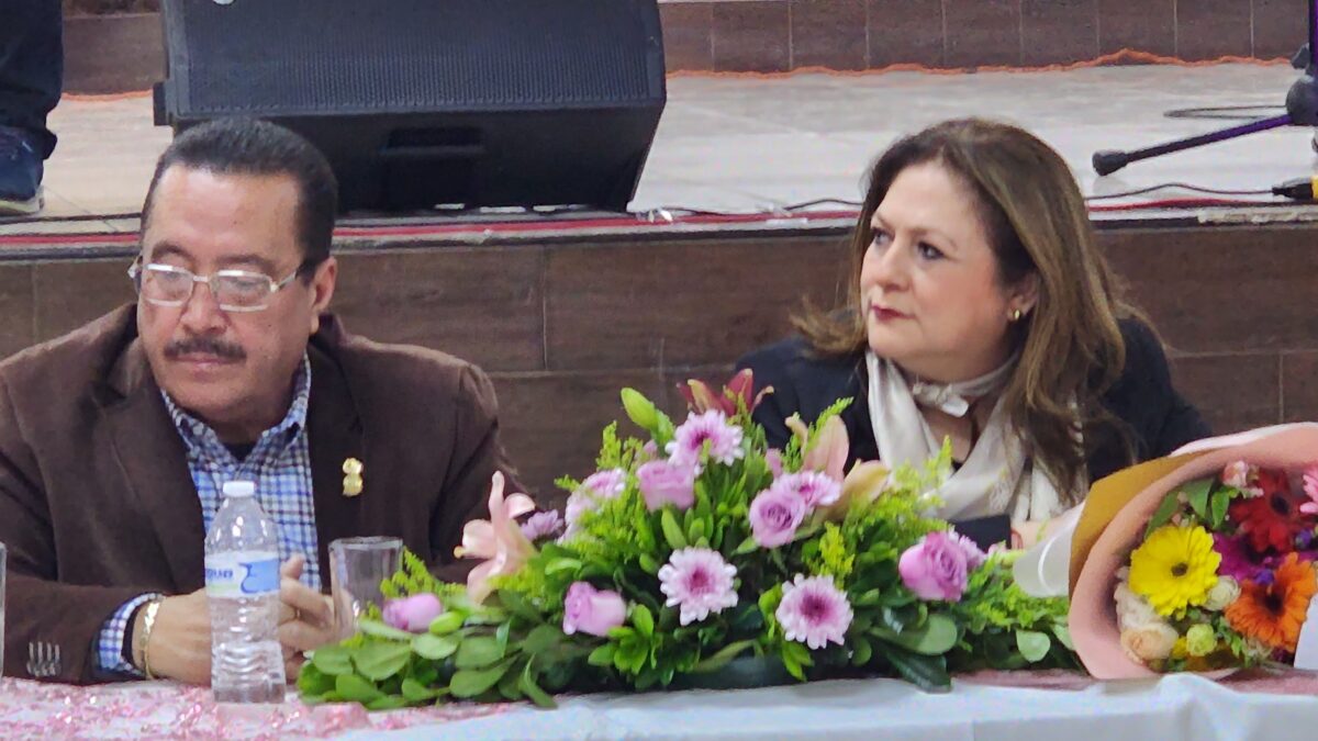 Reconocen burócratas trabajo de la Oficial Mayor del Ayuntamiento Claudia Beltrán 