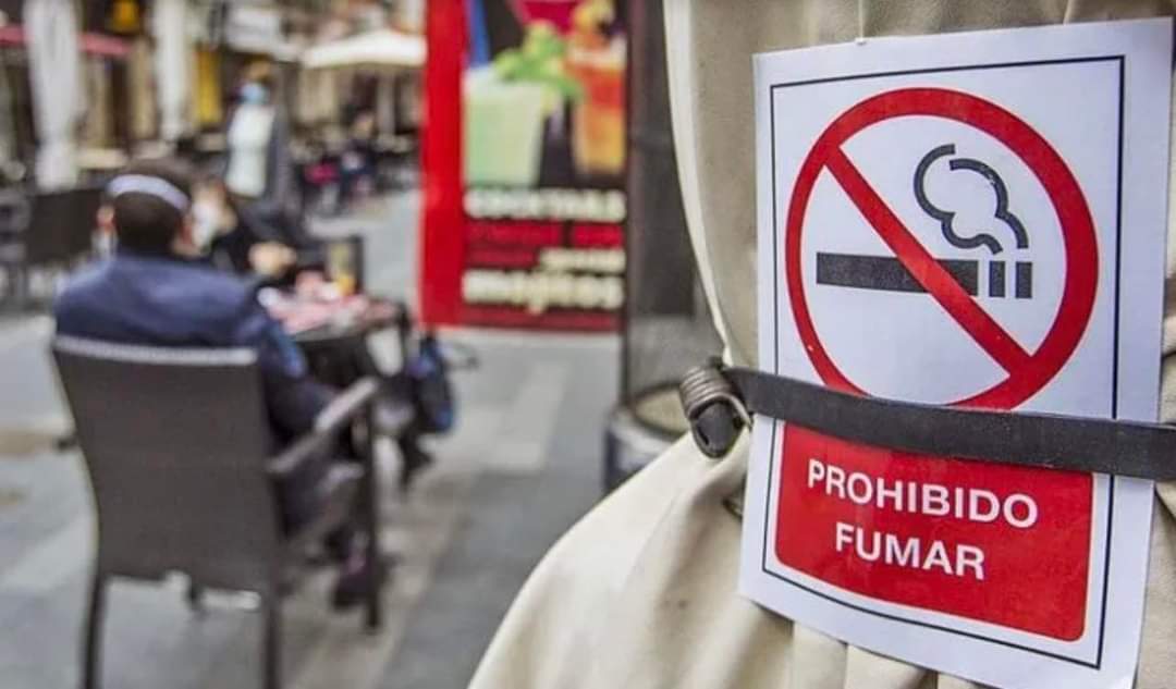 PROHIBICIÓN TOTAL DE FUMAR EN ESPACIOS PÚBLICOS