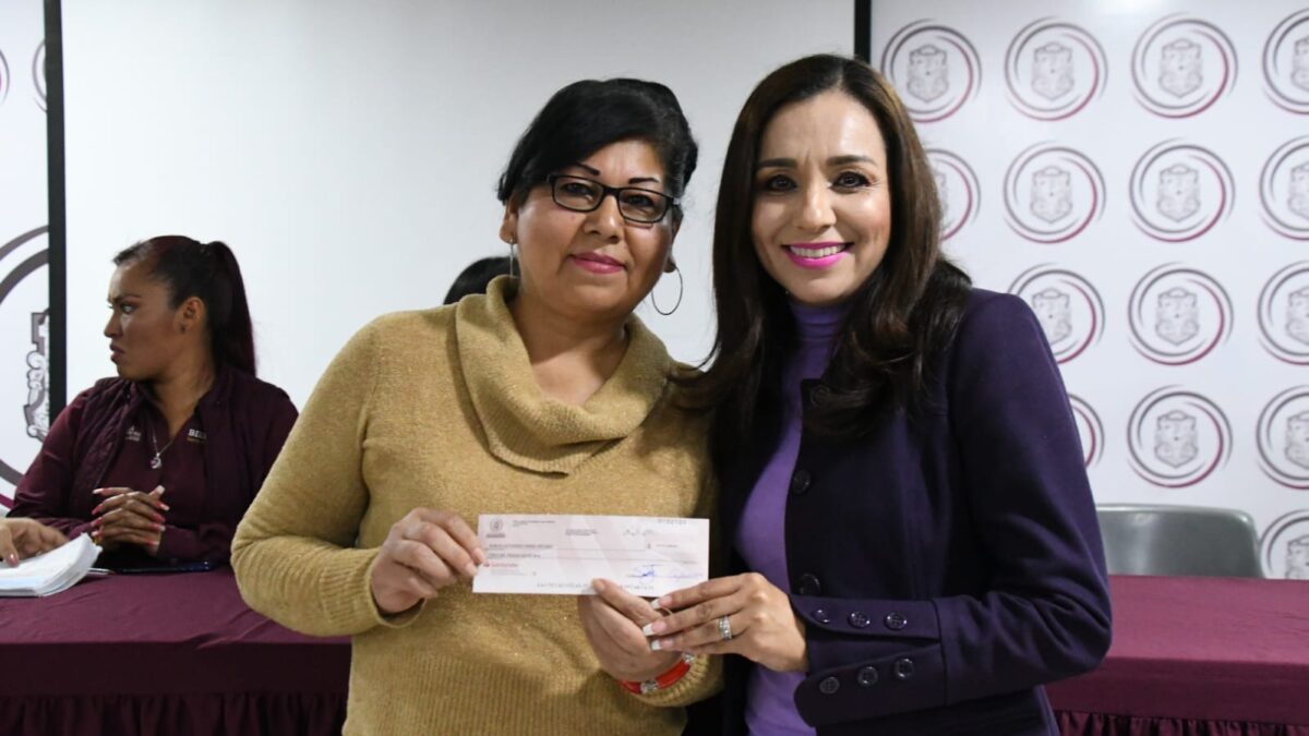 Entrega diputada Amintha Briceño 40 apoyos sociales