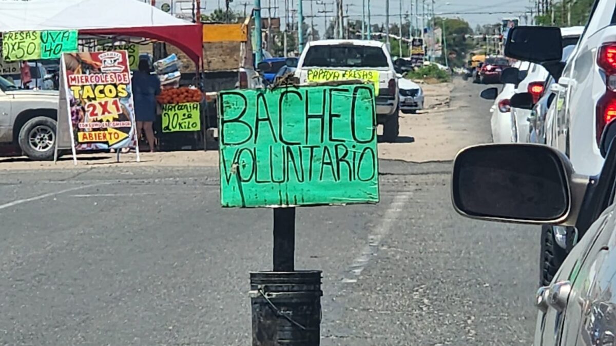 Se autoemplean a través del bacheo «Voluntario» en Mexicali.