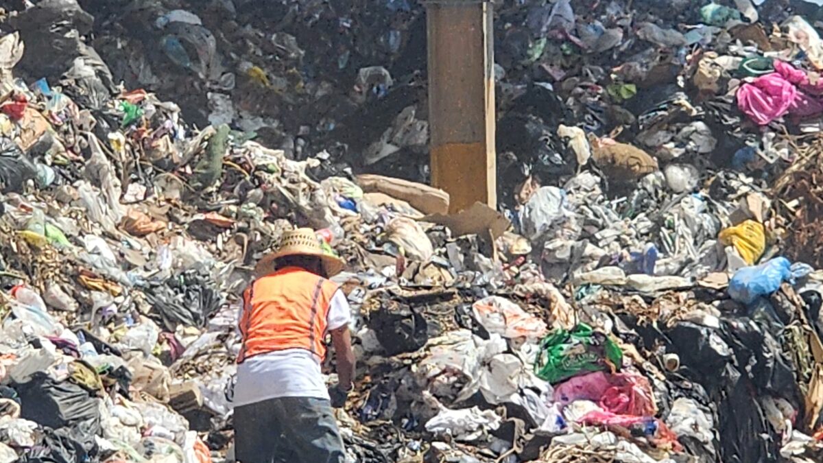 Cierran acceso a camiones de Pasa; Ayuntamiento sacará la basura.