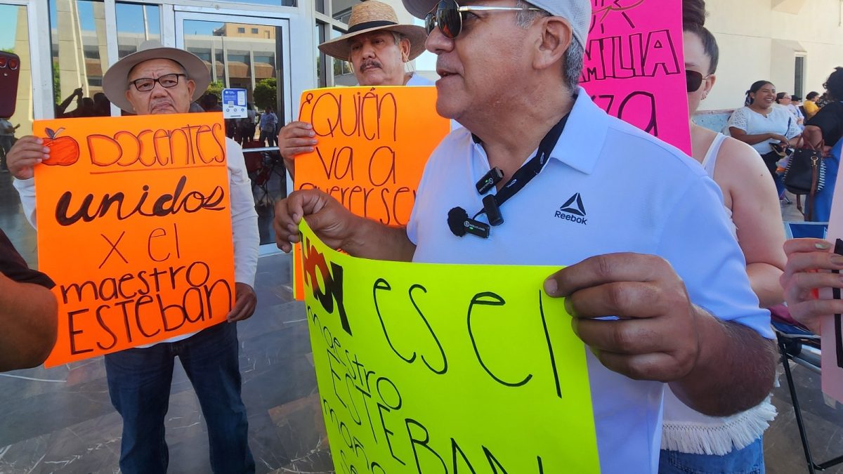 Protestan maestros del SETE por decisión de juez entorno a maestro acusado de omisión de cuidados.