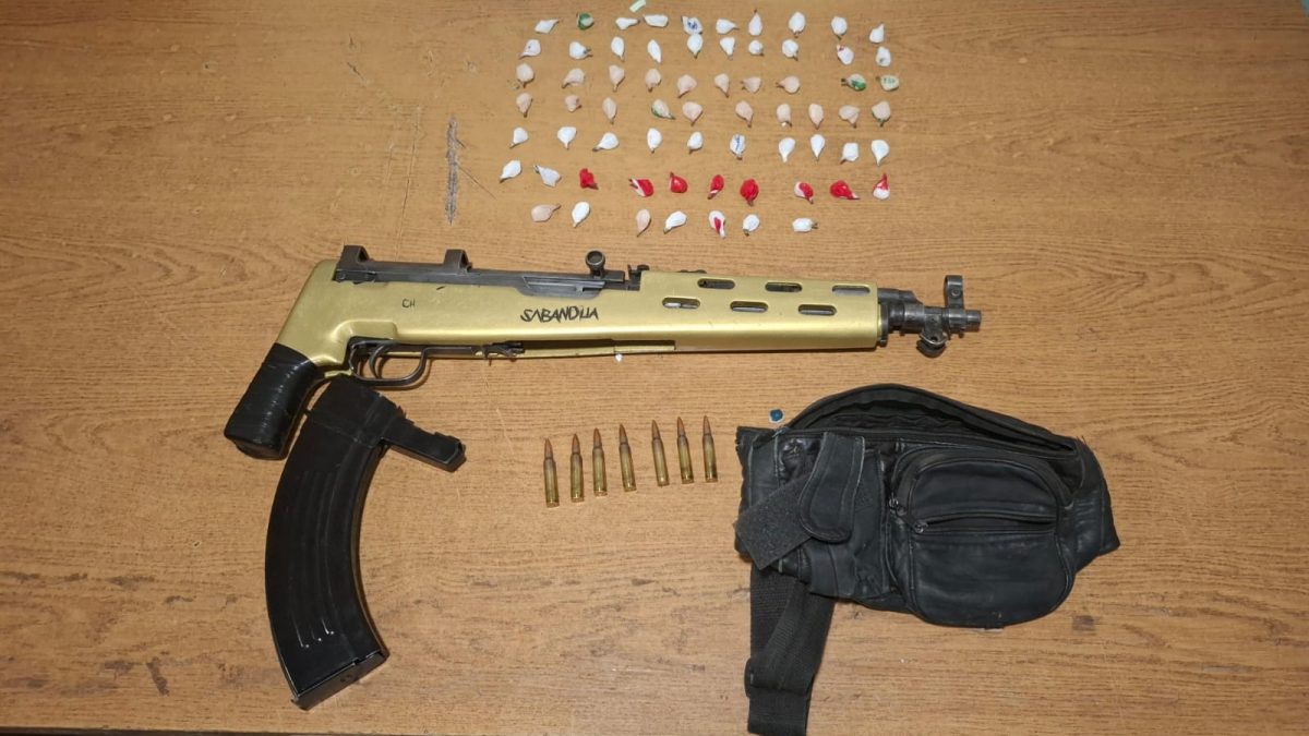 POLICÍA MUNICIPAL ASEGURA A DOS HOMBRES CON ARMA LARGA, CARTUCHOS Y DROGA EN ISLAS AGRARIAS