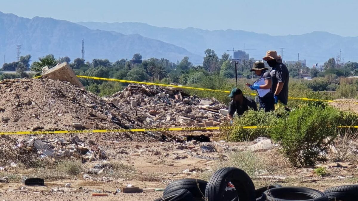 Localizan dos cuerpos en avanzado estado de descomposición rumbo al aeropuerto; uno pertenece a una mujer.
