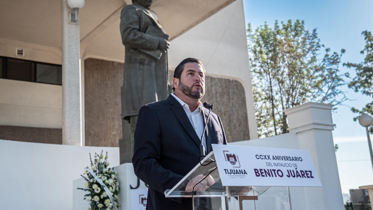 ENCABEZA ISMAEL BURGUEÑO CEREMONIA  DE NATALICIO DE BENITO JUÁREZ.