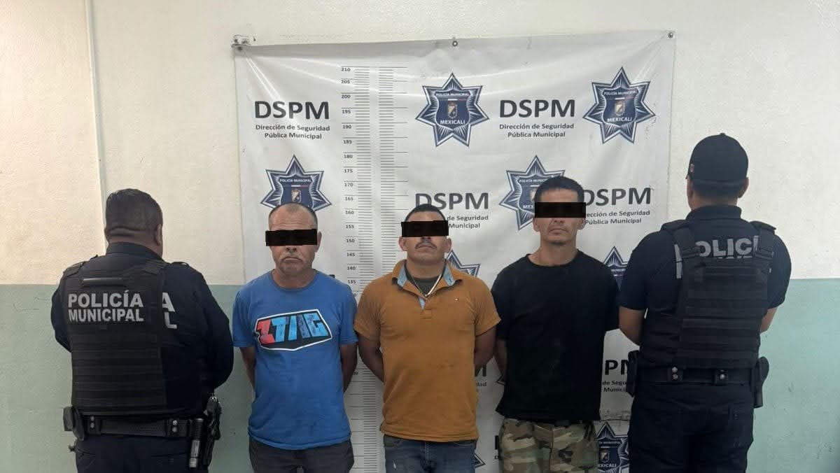 DETIENEN A TRES HOMBRES CON DOS VEHÍCULOS ROBADOS