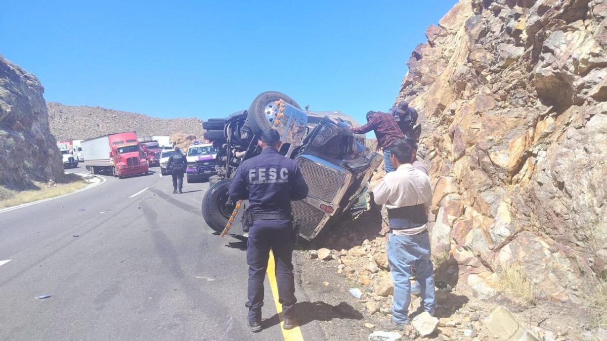 FUERZA ESTATAL BRINDA AUXILIO INMEDIATO A PERSONAS LESIONADAS TRAS VOLCADURA EN CARRETERA LA RUMOROSA