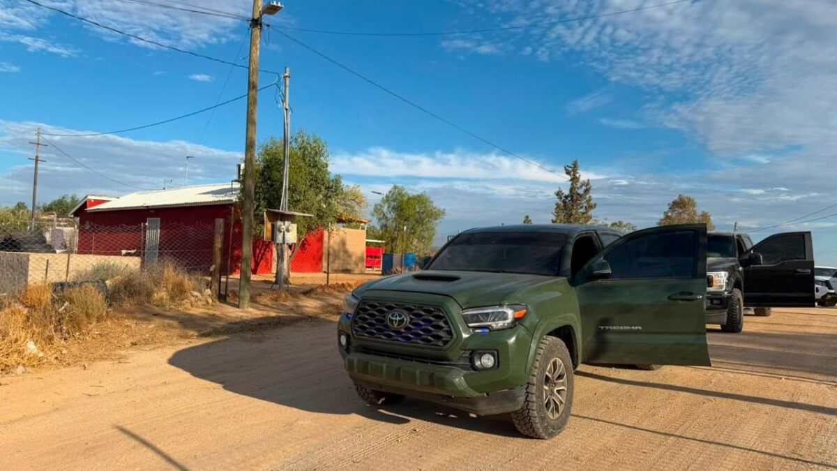 ENCUENTRAN 600 CARTUCHOS, GRANADAS Y CHALECOS ANTI-BALAS EN DOS PICKUP ROBADOS Y ABANDONADOS EN EL HONGO
